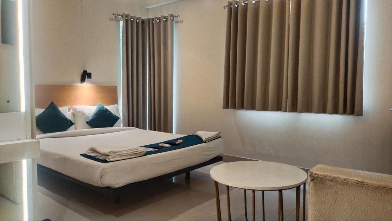 Hotel Mayfair Tower Kolkata Bagian luar foto