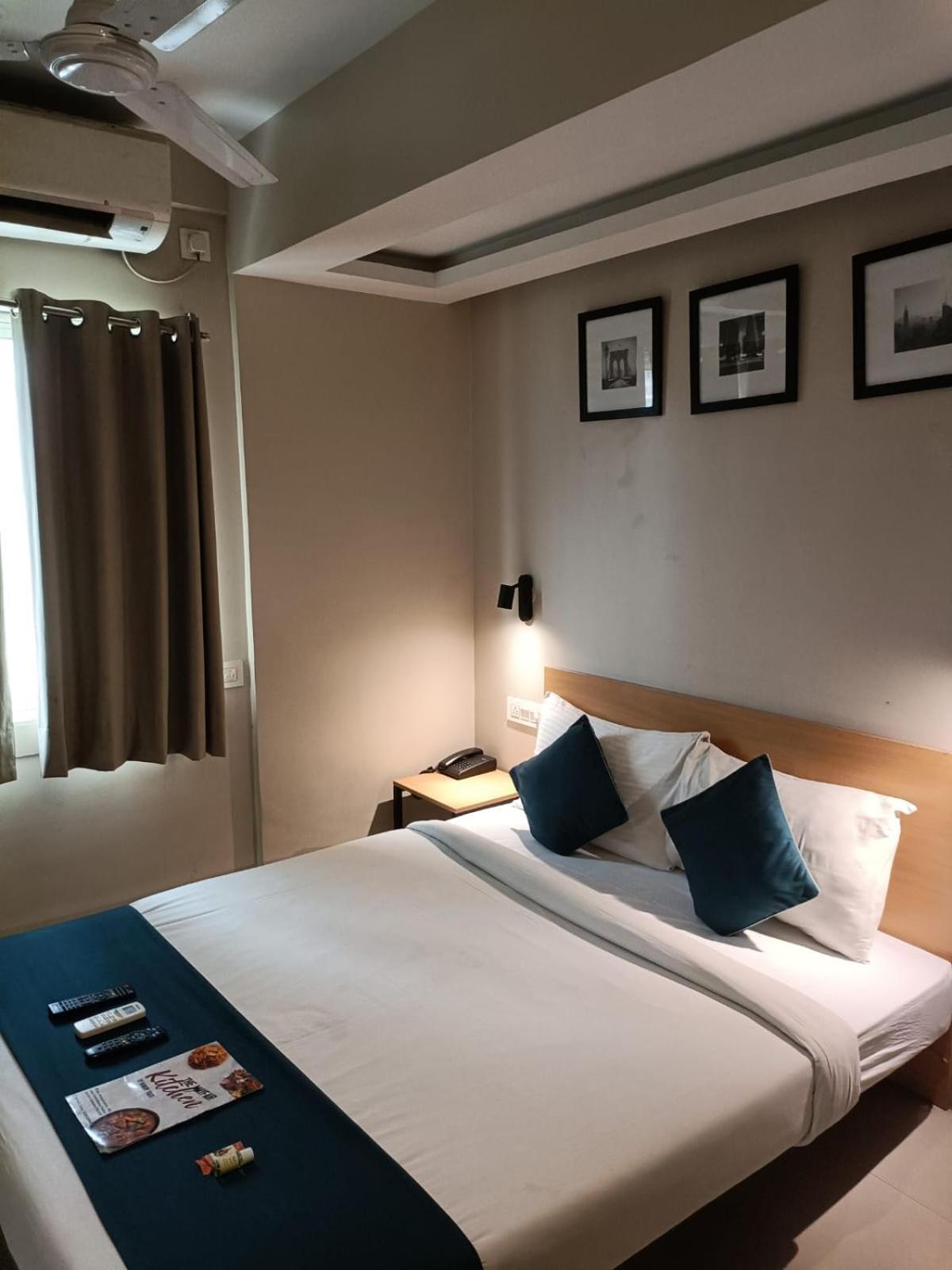 Hotel Mayfair Tower Kolkata Bagian luar foto
