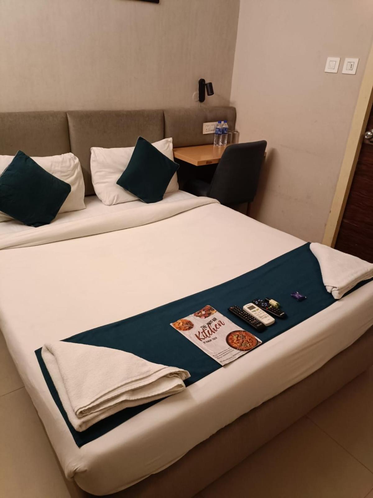 Hotel Mayfair Tower Kolkata Bagian luar foto